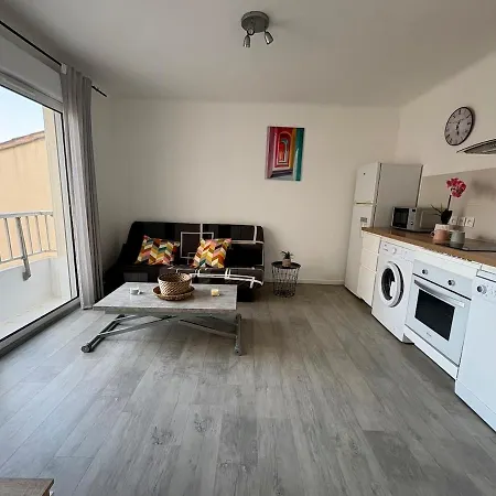 Moderne A 50 Metres De La *